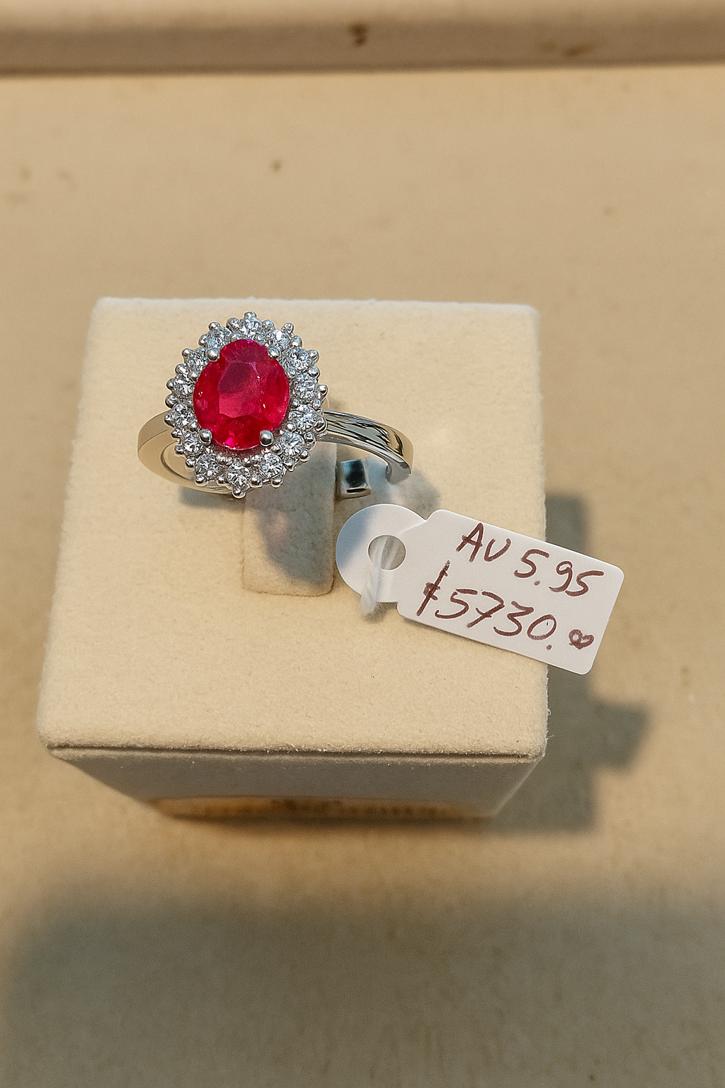 Anello con Rubino rosso e Diamanti