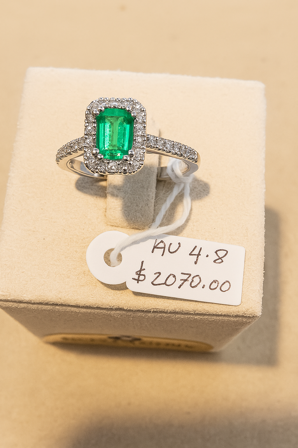 Anello in oro bianco con smeraldo e brillanti