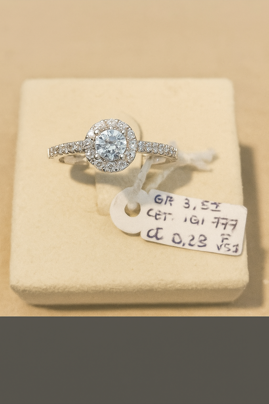 Anello Contorno in Oro Bianco con Diamante