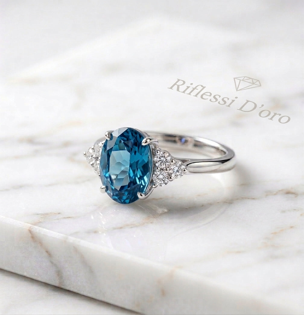 Anello in Oro Bianco con Gemma Azzurra e Diamanti