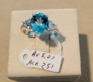 Anello in Oro Bianco con Gemma Azzurra e Diamanti