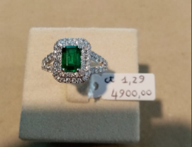 Anello in Oro Bianco con Smeraldo Verde e Diamanti